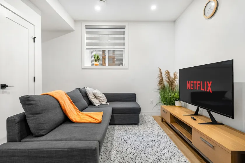 Private Comfy 1BD Suite | 7m to DT | Walk to SAIT - Image 1