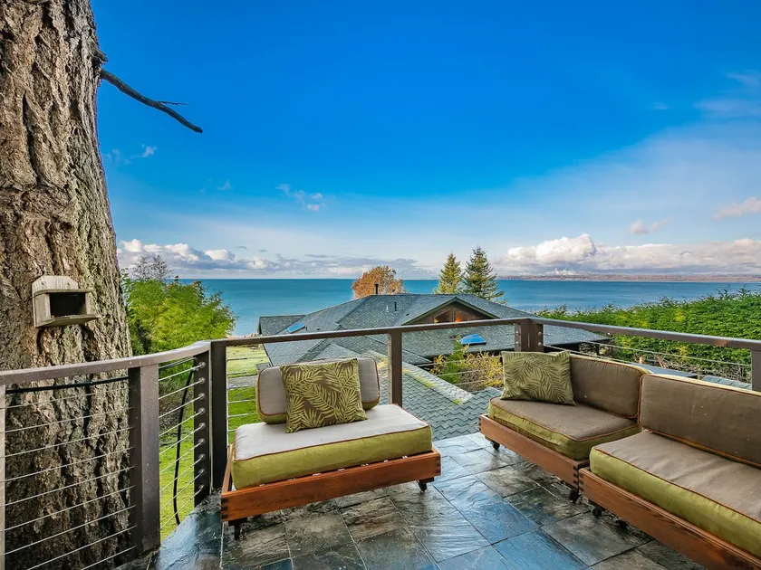 Treehouse with Bay Views & Beach Access - Image 1