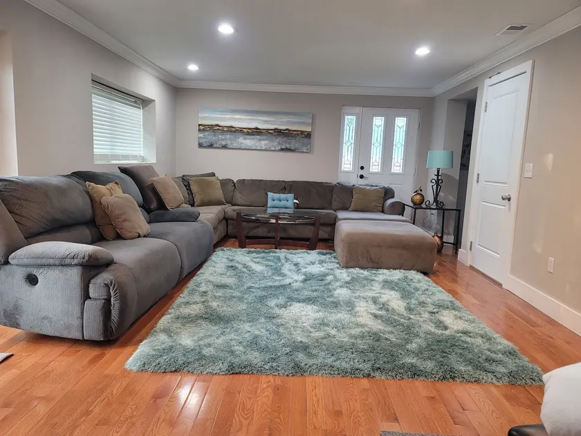 Luxury house, 8 min to downtown,6 min to airport - Image 1