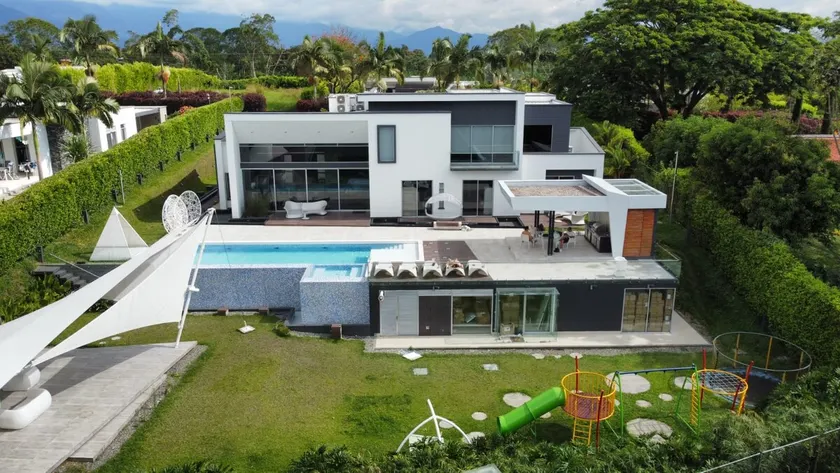 Luxury mansion in heart of Eje Cafetero 15 sleeps! - Image 1
