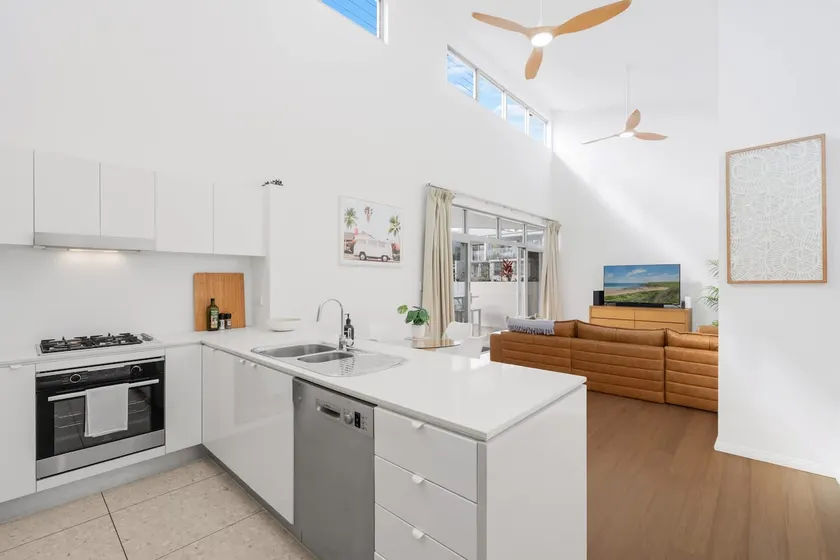 Hidden Oasis 2Bed-2Bath-1Car - 5 mins to CBD - Image 1