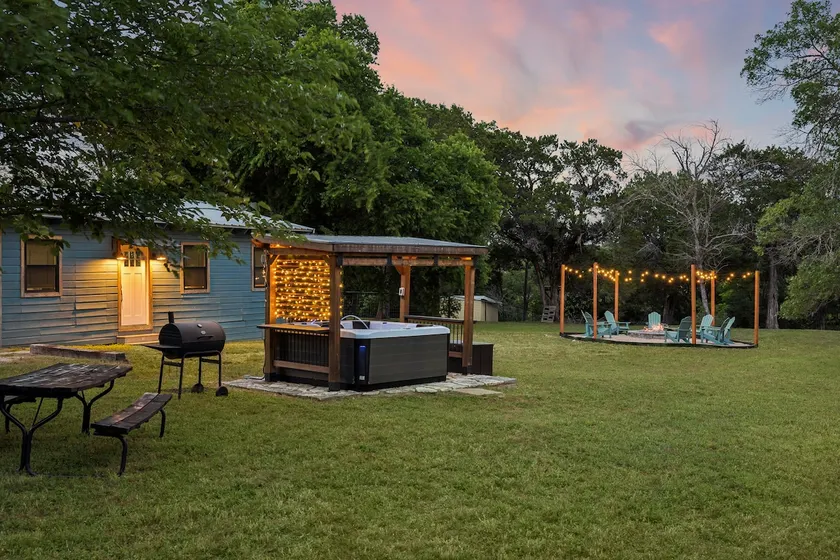 Lakeside Retreat, Hot Tub, Fire Pit, Sleeps 12 - Image 1