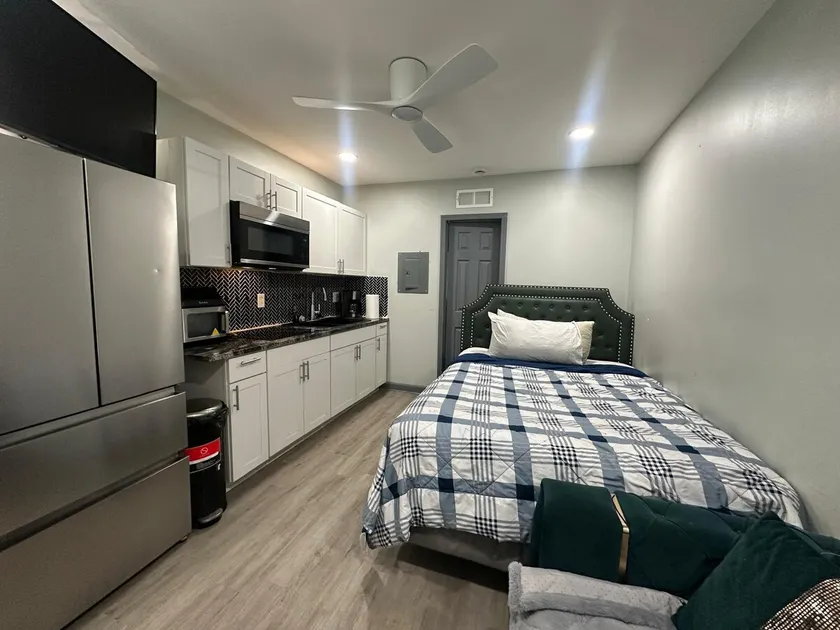 Modern Studio 15 mins from Downtown & Airport - Image 1