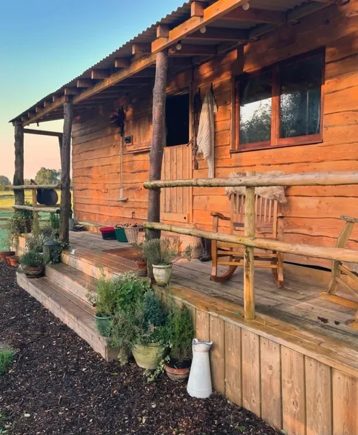 Canalside Cabin - Image 1