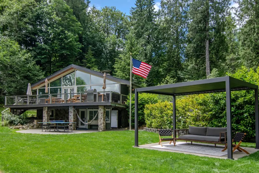 Lakefront | Pickleball | Hot Tub by Stay Madrona - Image 1
