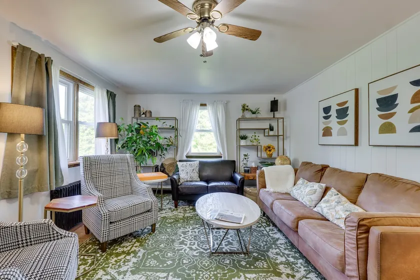 Charming Gardiner Home w/ Yard & Sunroom - Image 1