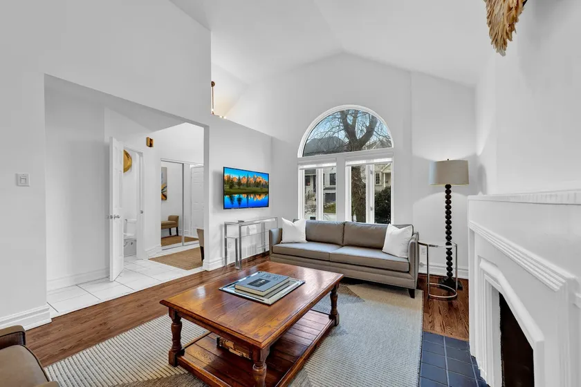 Stylish Home w/Parking,Balcony, Backyard & by Park - Image 1
