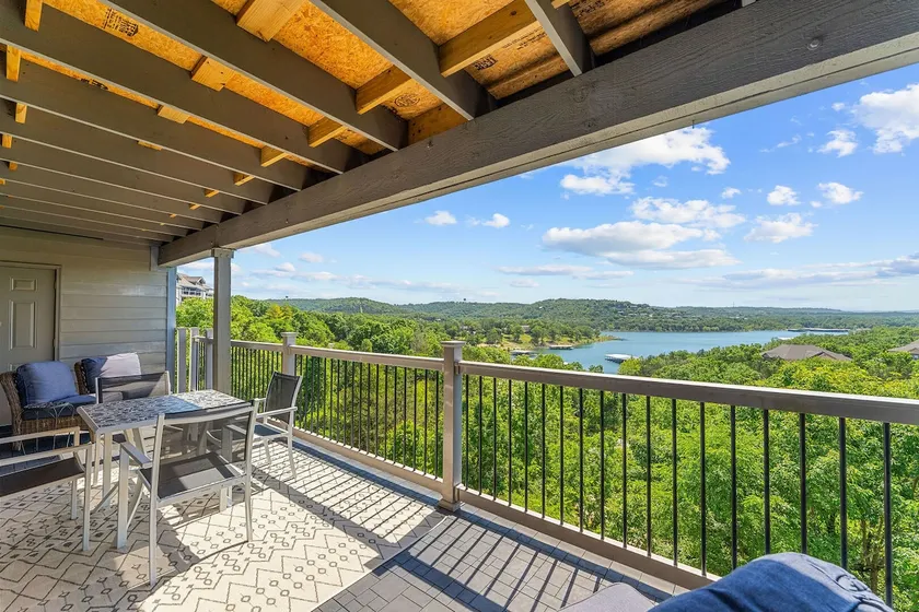 Fabulous Spacious Condo with Lake Access and Free Local Attraction Tickets! - Image 1