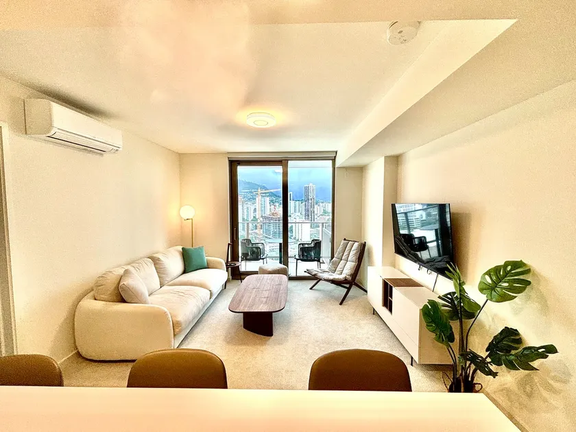 SKY ALA MOANA Luxury 2 bedroom Resort Parking 2311 - Image 1