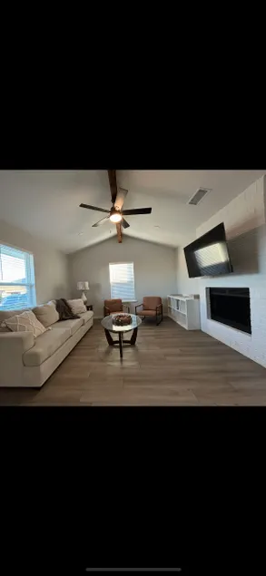 Spacious home - Image 1