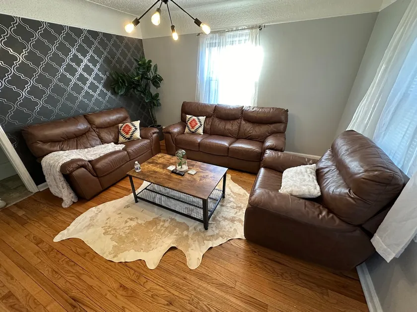 3 Bedroom Fenced Backyard Pets Welcome Sleeps 6 - Image 1