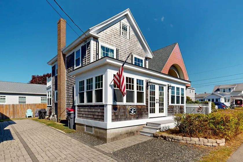 3BR dog-friendly coastal home with bikes & firepit - Image 1