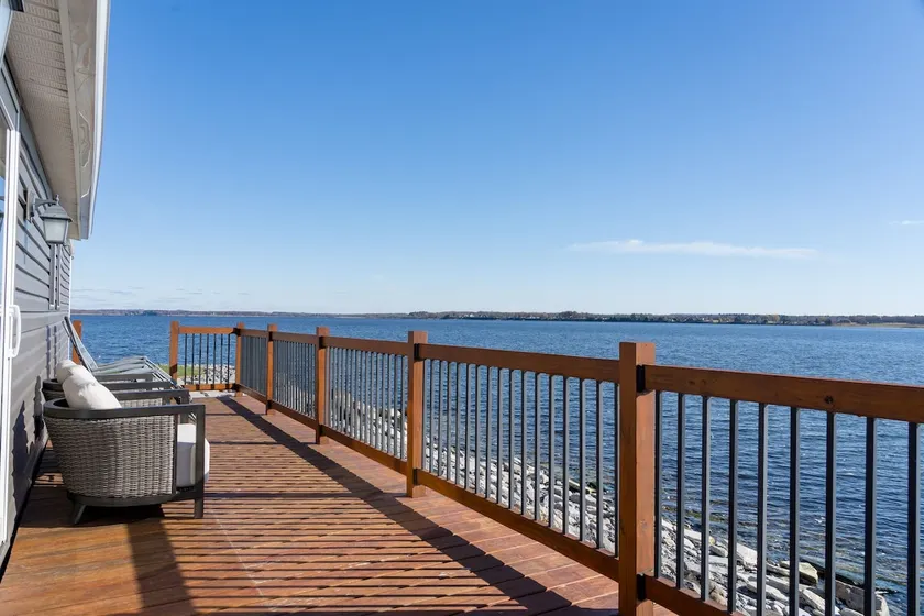 Black Bay Chalet- Charming Lakeside Hideaway - Image 1