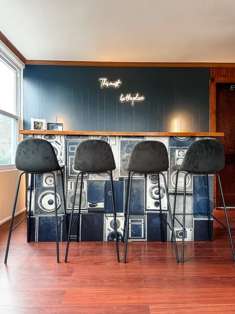 Backstage Bungalow - Image 1