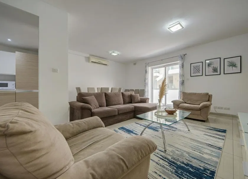 Central, spacious apartment with Sea Views - Image 1