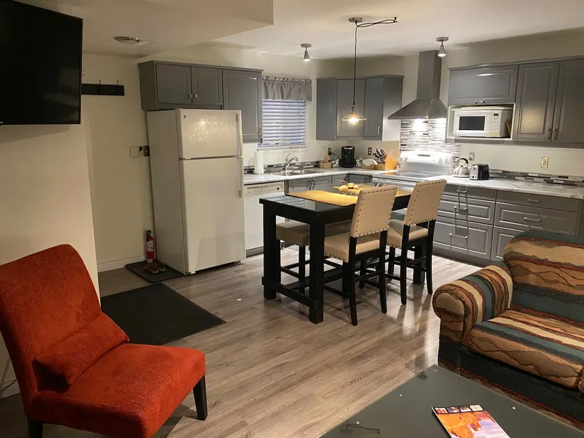 Tracy’s Place (Quiet 2 Bdrm family guest suite) - Image 1