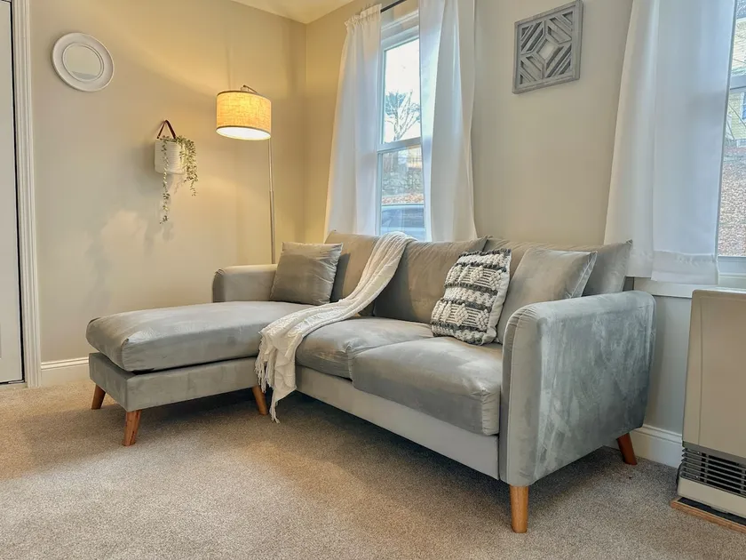 Updated Central Cozy Minimalist Unit w/ Laundry - Image 1