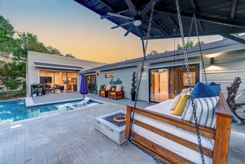 Modern home w/ pool and hot tub - Image 1
