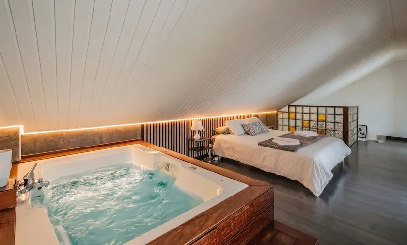 Romantic triplex with private Hot Tub and terrace - Image 1