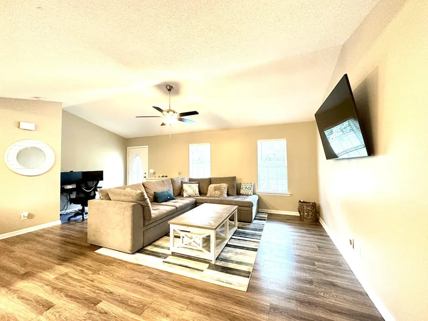 Pet Friendly Home 3BR/2BA 2 minutes LKN State Park - Image 1