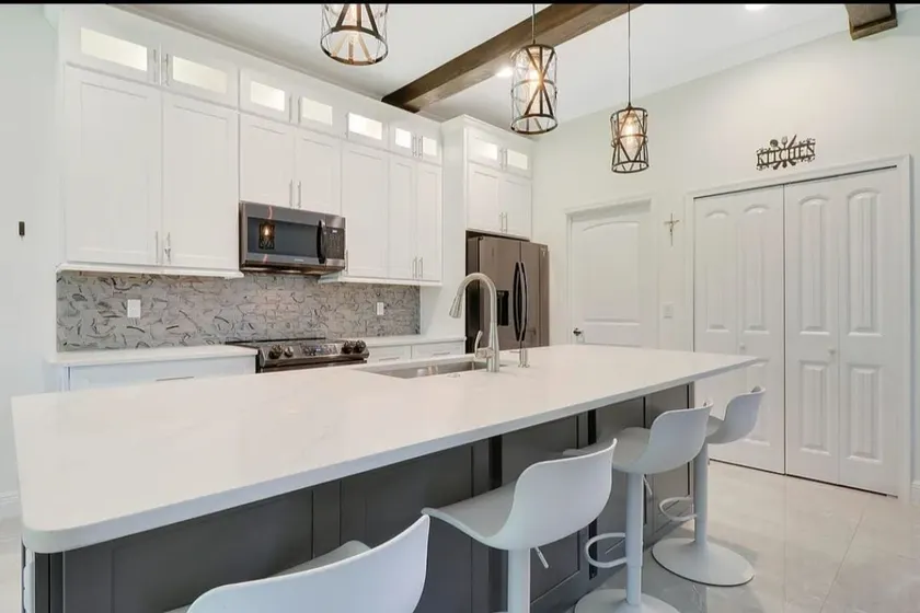 Peaceful Cozy Modern 3 Bed Home - Image 1
