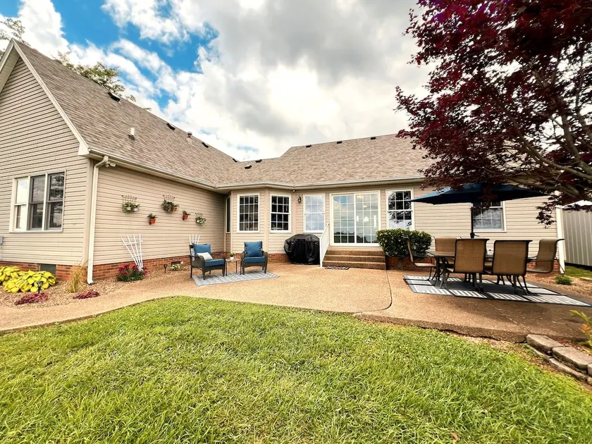 Peaceful View Close to Owensboro Modern Farmhouse - Image 1