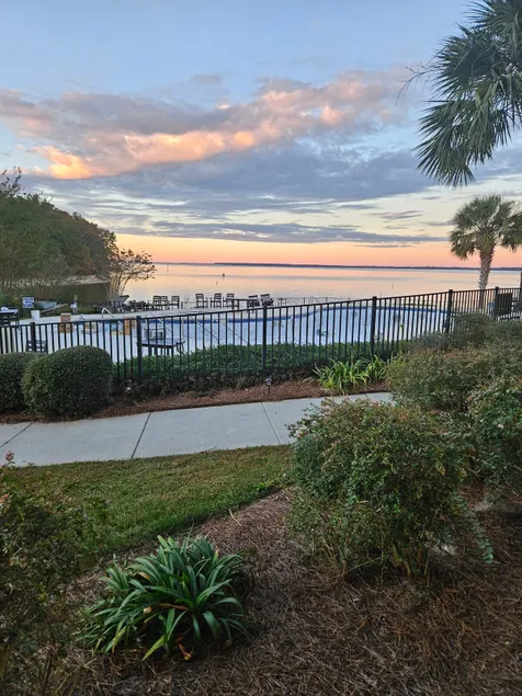 Lake and pool side vacationing - Image 1