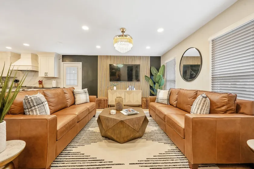 Onyx Haus: Large Group Luxe Stay w/ 3 King Beds! - Image 1