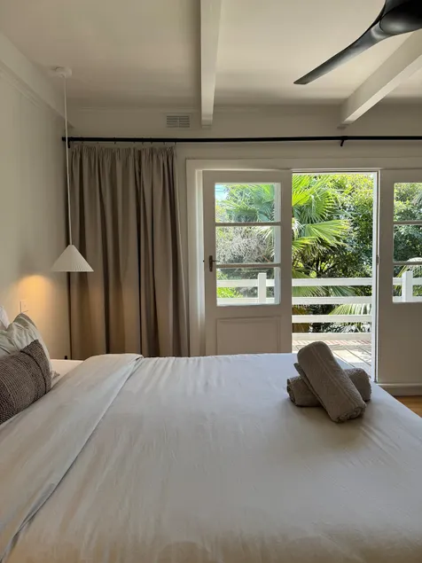 Ocean Abode - 150m to shops, 1 king bed + Parking - Image 1
