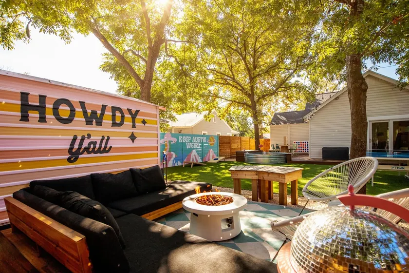 BACH! Heated Pool/Sleeps 10/Firepit/2miles DT, ACL - Image 1