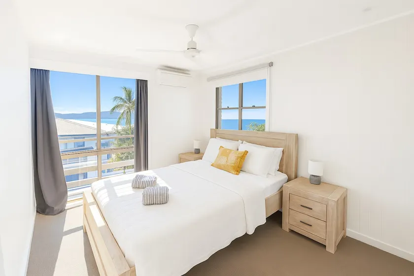 Central Airlie Stylish Townhouse - Sea Views & Pool - Image 1