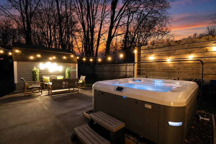 Hot Tub• FirePit• BBQ• Private Yard • Walk 2 Shops - Image 1