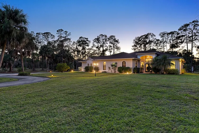 Spacious and private pool home - Image 1