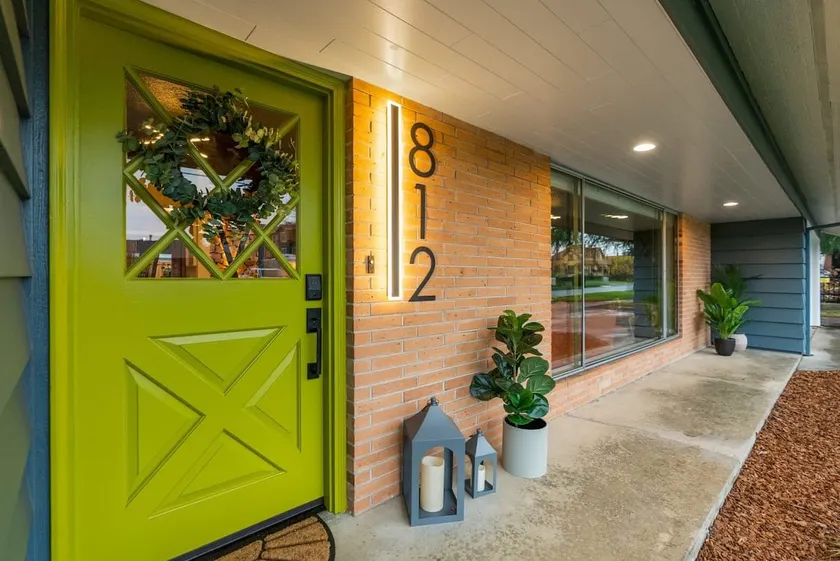 Chic Newberg Oasis: Mid-Century, Hot Tub, Fire Pit - Image 1