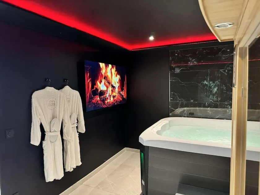 Modern suite, terrace, private jacuzzi & sauna - Image 1