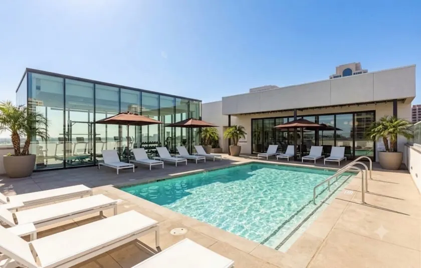 Lux 1BR w/gym, pool, hot tube, parking - Image 1