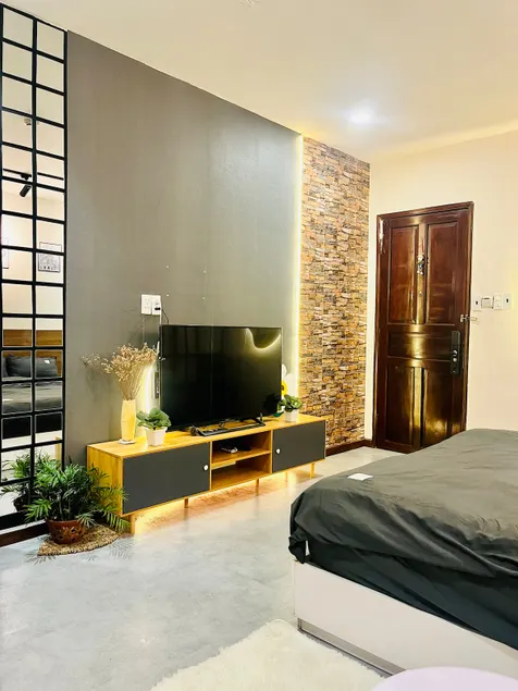 Ben-Than market, fastest WiFi and Netflix on 49”TV - Image 1