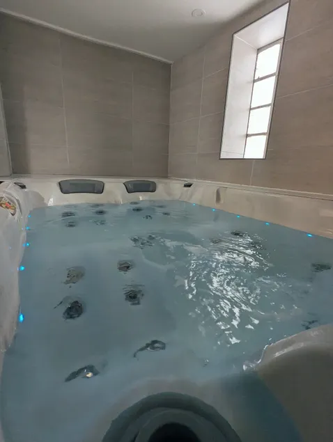 House in the city center / Jacuzzi - Image 1