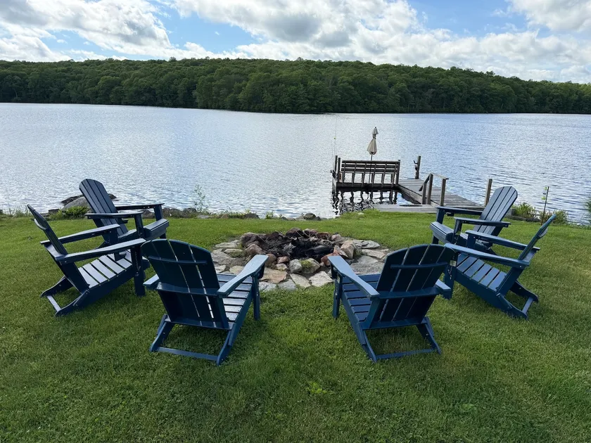 Relaxing Lakefront Retreat with Private Dock - Image 1