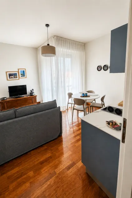 Refined downtown apartment on the lake - Image 1