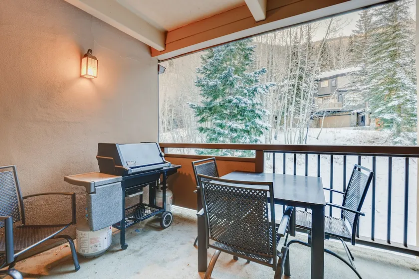 Spacious, mountain view condo next to golf/Nordic skiing with pool & hot tub - Image 1