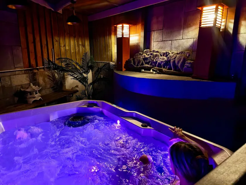 Romantic suite in Carnac with private hot tub & massage - Image 1