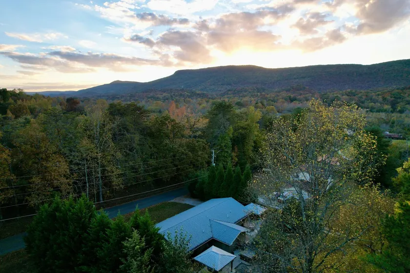 Secluded Getaway w/ Hot Tub, BBQ & Fence. Near TN - Image 1