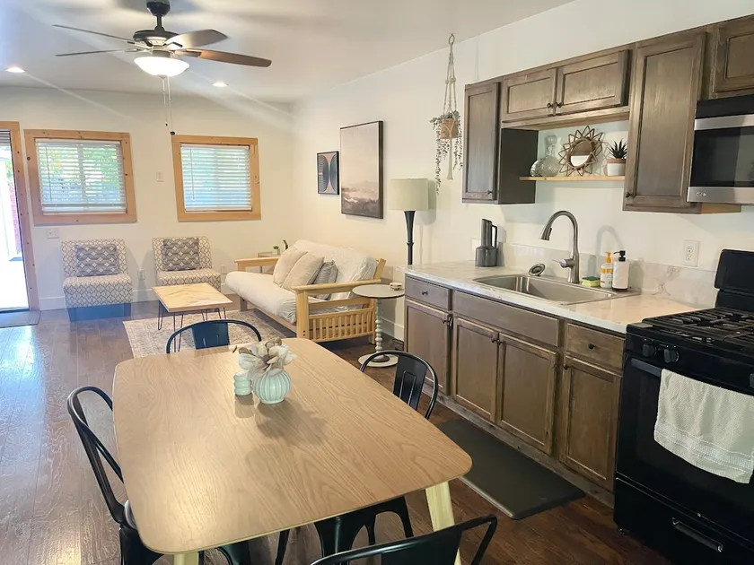 2 Bedroom hideaway with backyard - Image 1