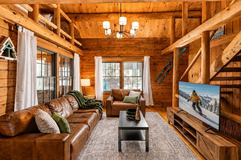 Cozy Cabin Couture, hottub, dogs - Image 1