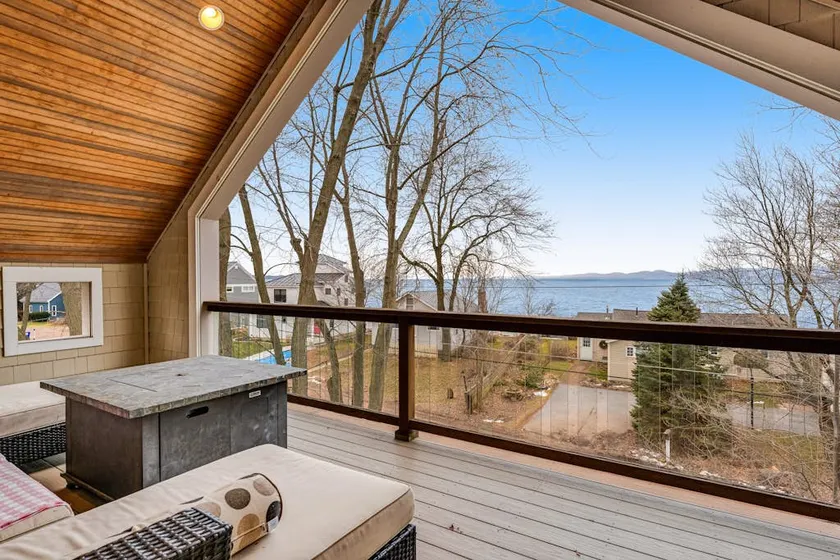 3BR lake home with hot tub & in-home gym - Image 1