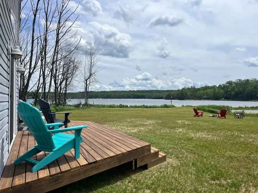Captivating Lakeside Retreat - Image 1