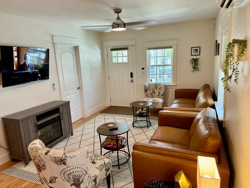 Walk to Bay • 3BR • Pet Friendly • Fenced Yard - Image 1