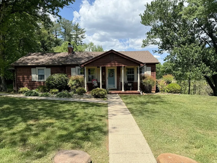 Red Farmhouse Getaway - Image 1