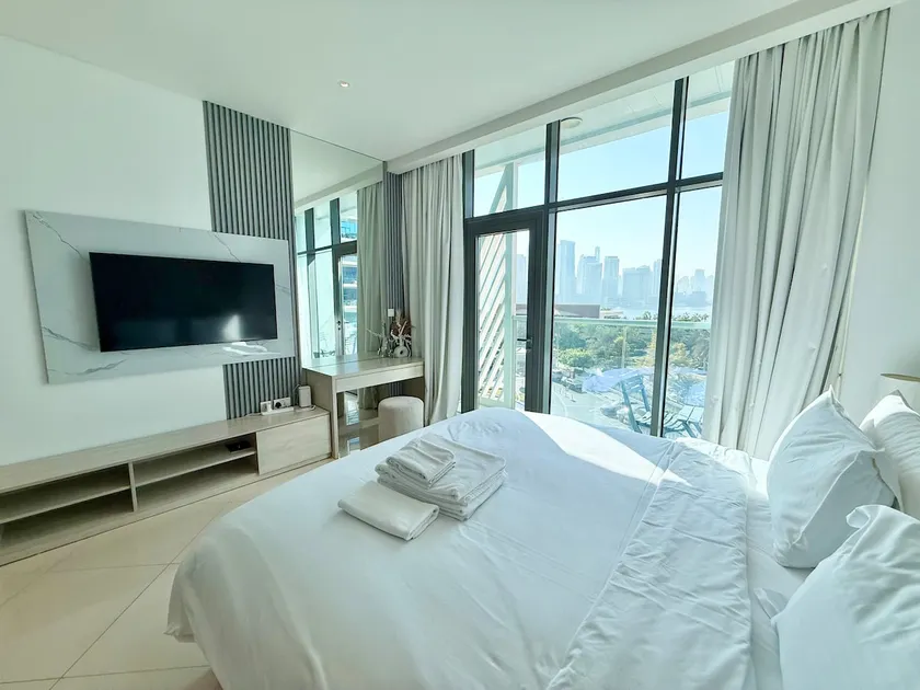 Apartment on Palm Jumeirah Beach Parking - Image 1